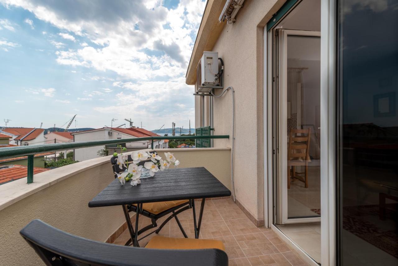 Apartman Dildo Lägenhet Trogir Exteriör bild